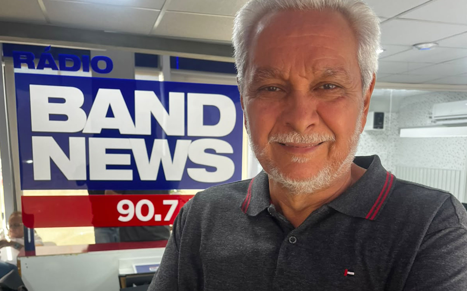 Cléber Ferreira no estúdio da BandNews Goiânia