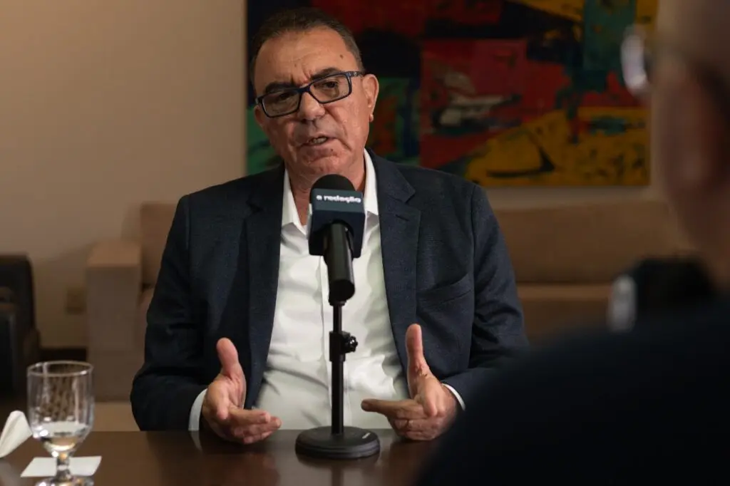 Luís César Bueno durante entrevista sobre Goiás