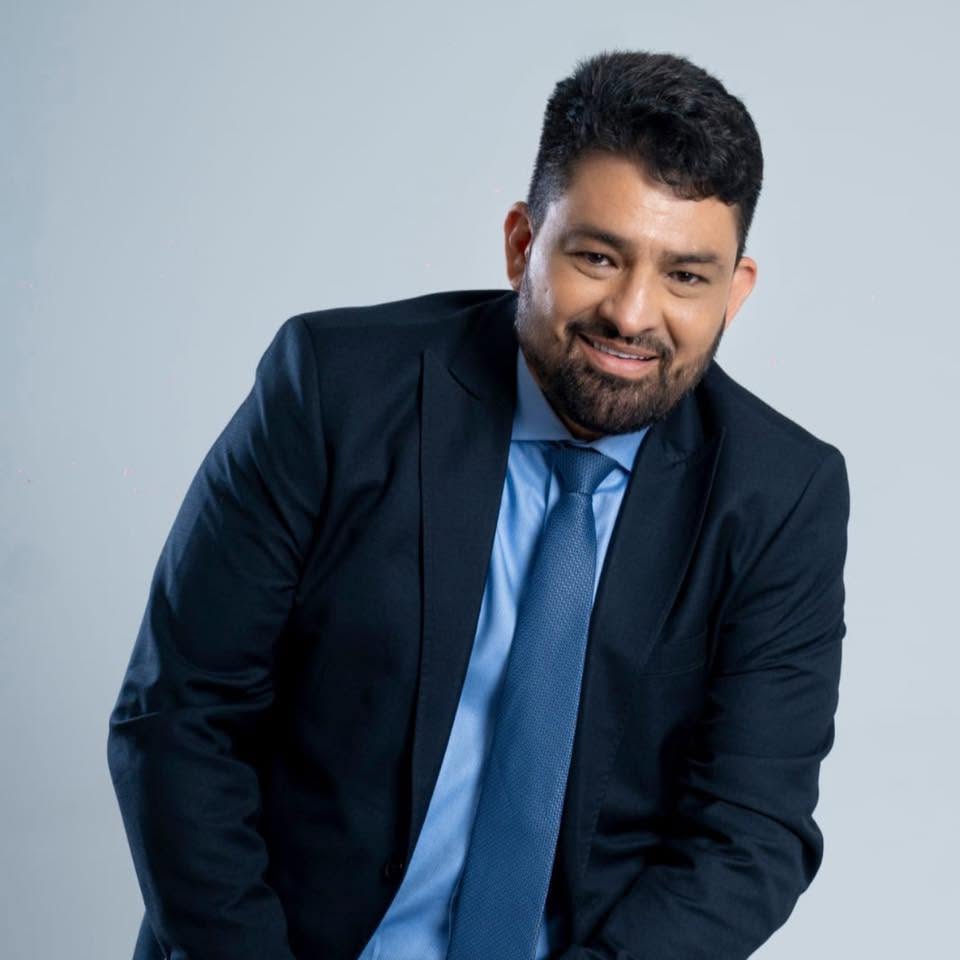 Moisés Vidal em retrato profissional
