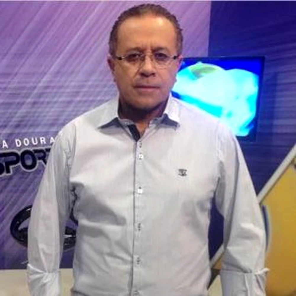 Nivaldo Carvalho em estúdio de televisão