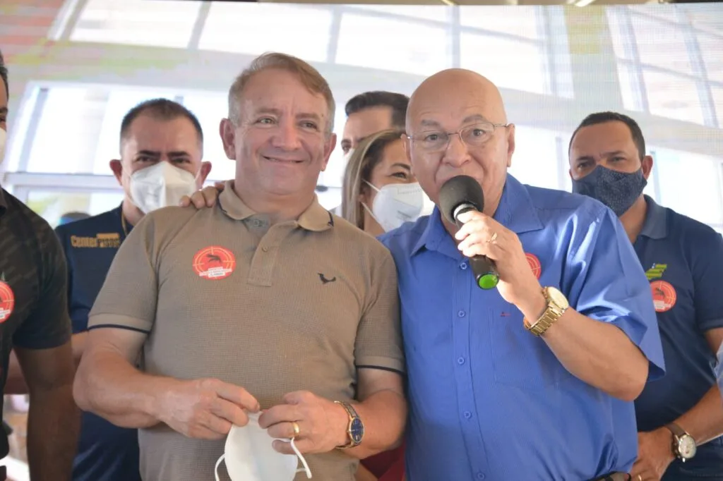 Professor Alcides durante ação comunitária em Aparecida