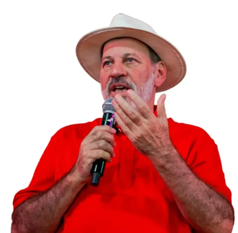 Delúbio Soares fala ao microfone durante atividade política