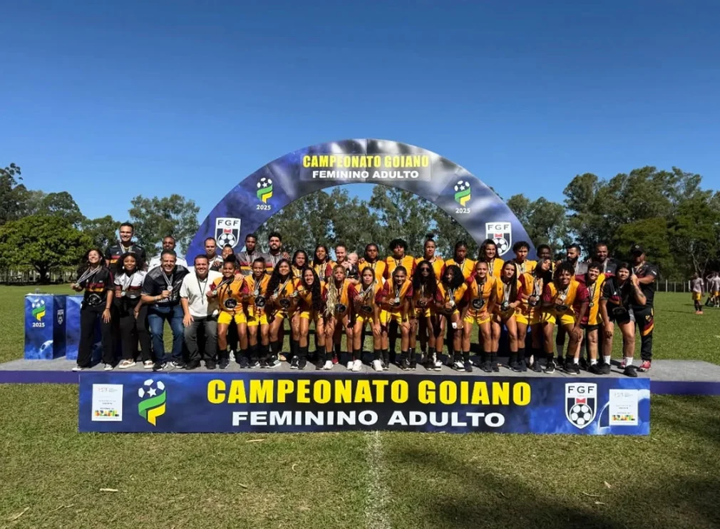 Equipe do Planalto Esporte Clube Feminino reunida em competição estadual em Goiás.